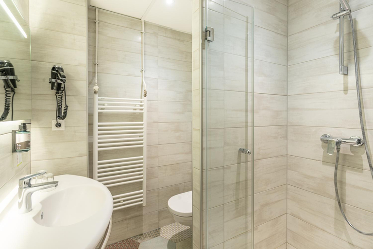 Bathroom 4, Hotel Turenne, Haut-Rhin