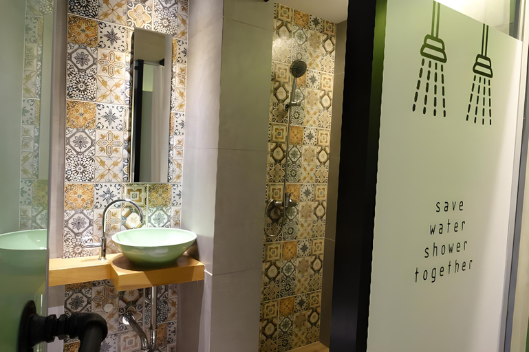Bathroom 4, Nandha Hotel, Wattana