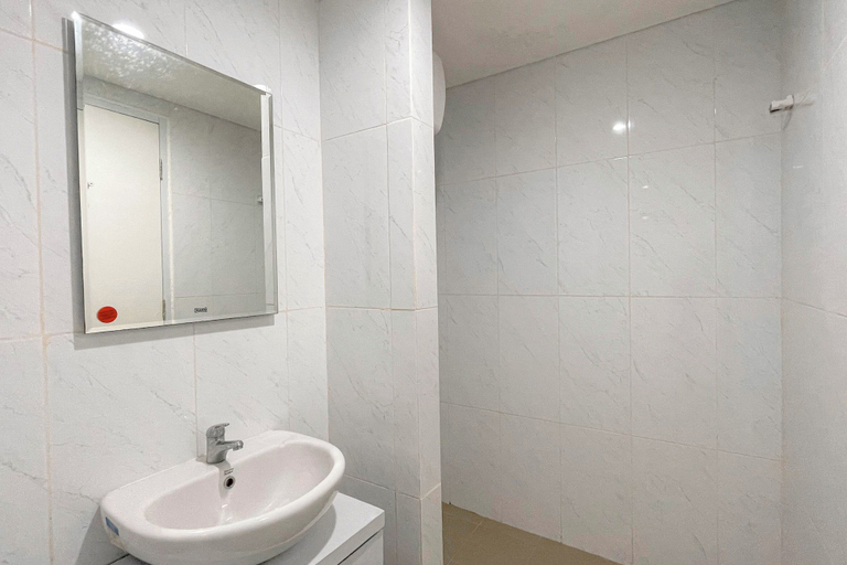 Bathroom 3, Grey Toned 1Br Apartment Tamansari Skylounge Makassar, Makassar