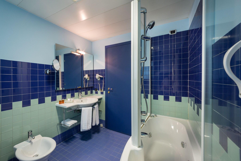 Bathroom 4, Le Ruote, Piacenza