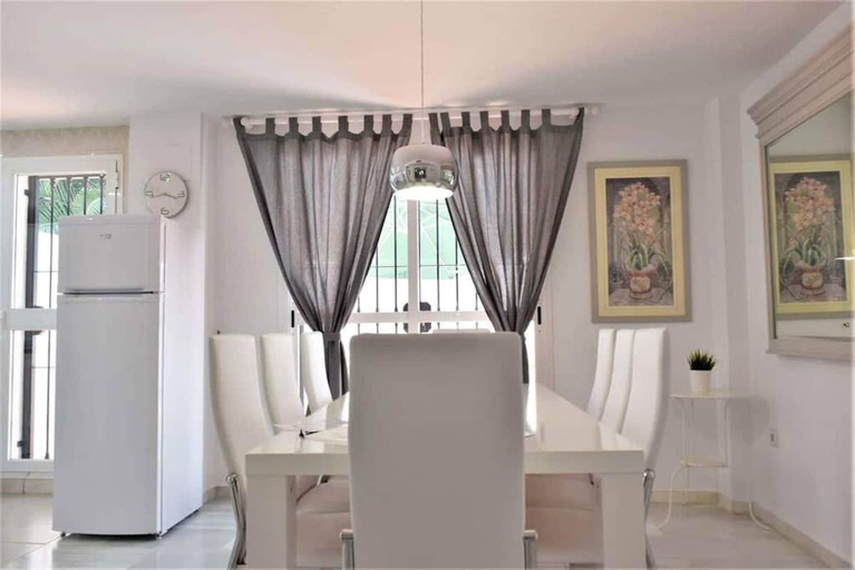 Room 5, Villa Emma 4 Bedrooms F-3, Málaga