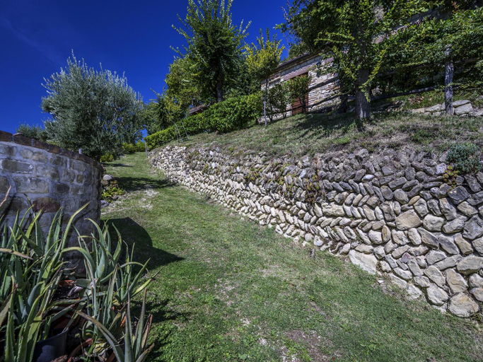 Garden 3, Gorgeous Apartment with Pool near Sibillini Mountains, Macerata