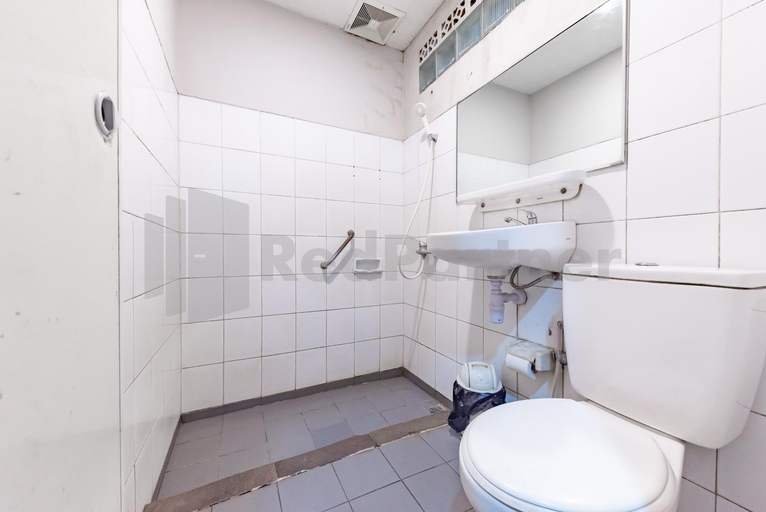Bathroom 5, Yehezkiel Hotel Lembang Mitra RedDoorz, Bandung