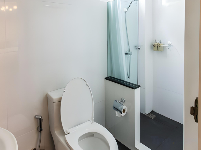 Bathroom 4, The Lek Aree, Phaya Thai