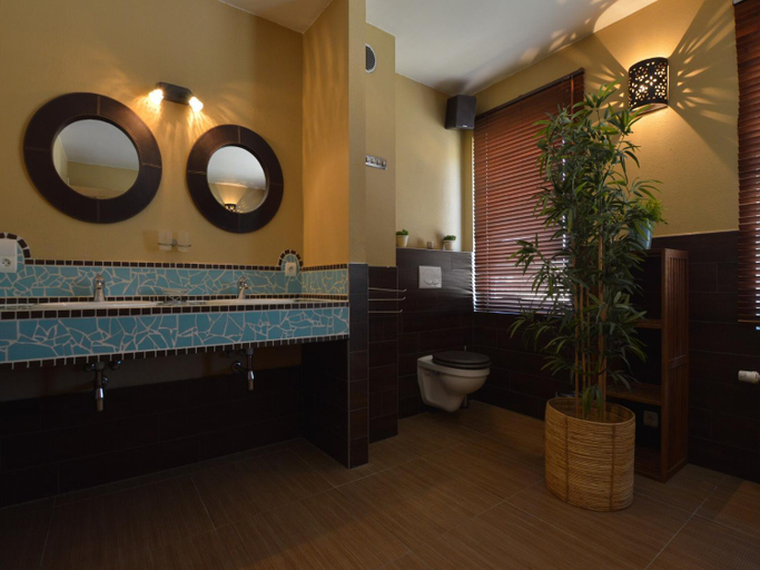 Bathroom 4, Robertville Lakeview Escape, Liège
