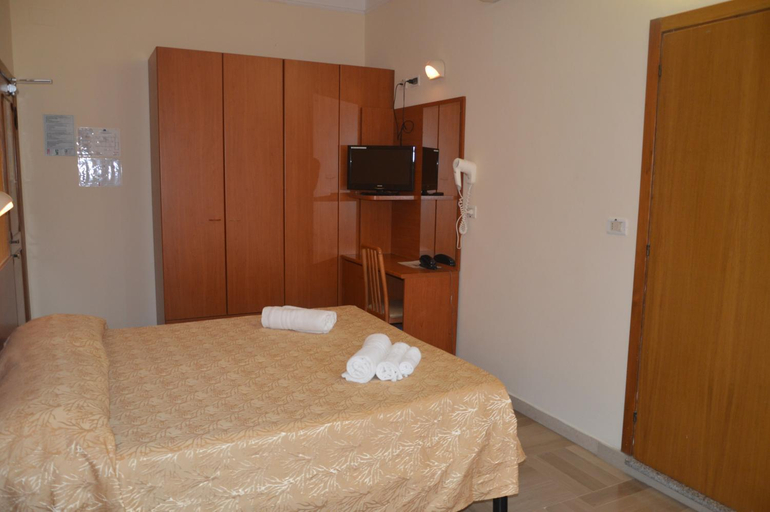 Bedroom 3, Hotel Karin, Rimini