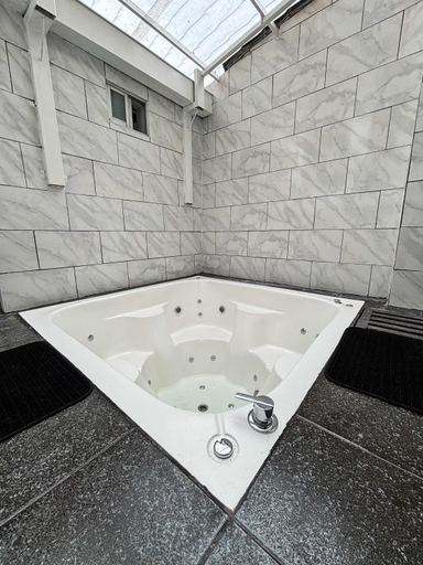Bathroom 3, The Secret Garden, Quito