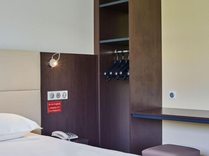Bedroom 3, inspiration by balladins Caen Mémorial, Calvados