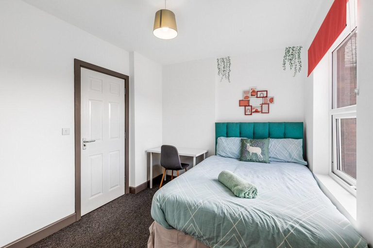 Others 3, Silver Stag Properties, Ensuite 5 BR House, Derbyshire