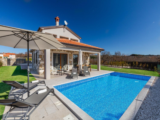 Sport & Beauty 2, Villa in Motovun with Private Pool and Views, Karojba