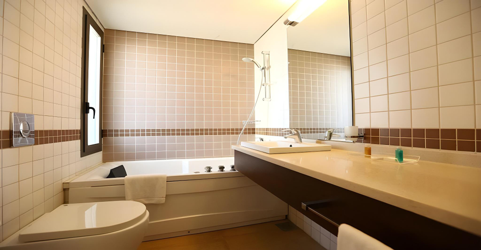Bathroom, The Parisian Hotel Beirut, Beirut