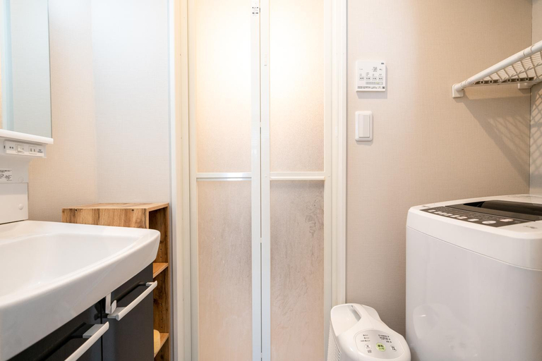 Bathroom 3, Fully equipped, luxury home with car parking, Meguro