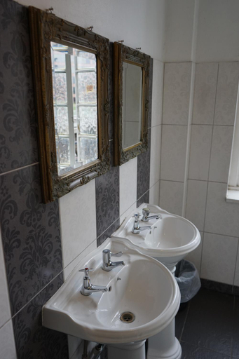 Bathroom 4, The Walrus Bar and Hostel, London
