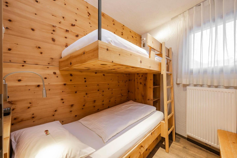 Bedroom 3, Alpenwellnesshotel St. Veit, Bolzano