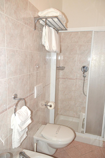 Bathroom 5, Hotel Karin, Rimini