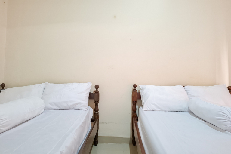 Bedroom 2, Hotel Muncul Sari near Bukit Sekipan Tawangmangu RedPartner, Karanganyar