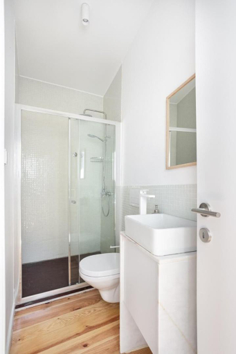 Others 5, Spacious 6Bedroom House w/ Sunny Terrace in Lisbon, Lisbon