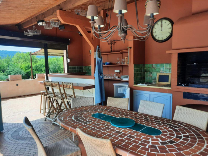 Food & Drinks 5, Villa in Salernes with Private Pool Garden, Var