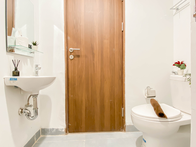 Bathroom 5, Modern Style Studio Apartment at Royal Sentul Park By Travelio, Bogor