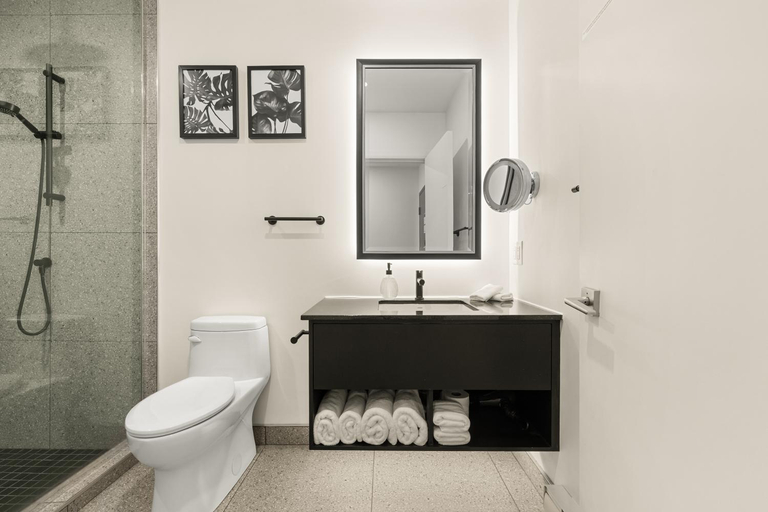 Bathroom 3, Hebergement touristique ▐ 335 Saint Joseph E▐, Communauté-Urbaine-de-Québec