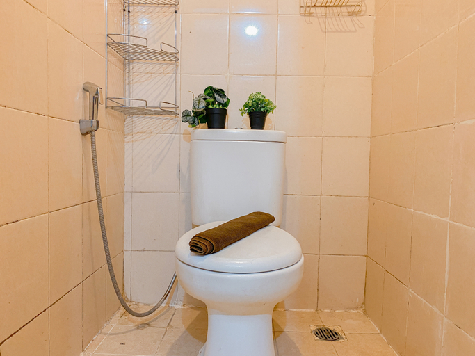 Bathroom 5, Big and Spacious Studio Apartment at Sky View By Travelio, Tangerang Selatan