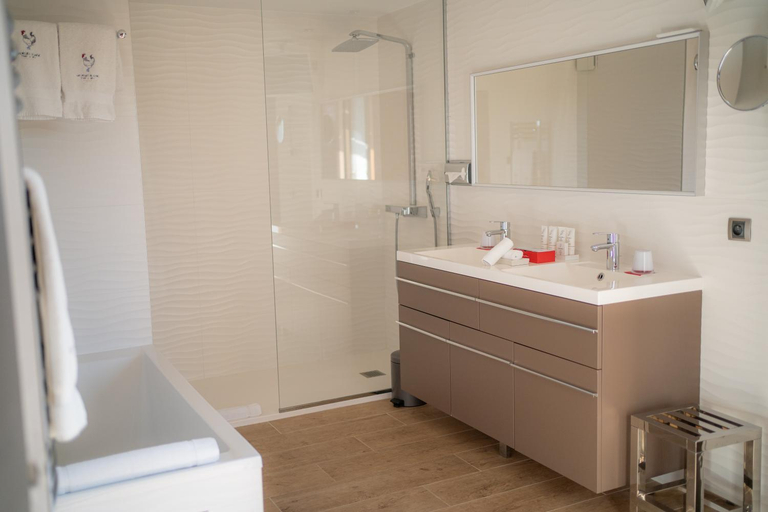 Bathroom 3, Georges Blanc Parc et Spa - Relais et Chateaux, Ain