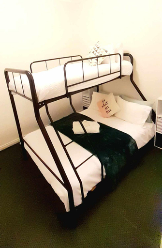 Bedroom 3, Smugglers Inn Studio Apartments, Victor Harbor