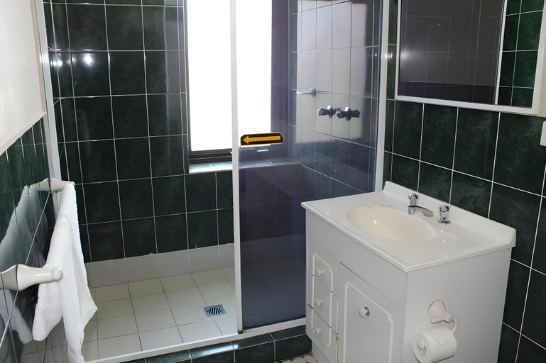 Bathroom 2, Royal Hotel Orange, Orange