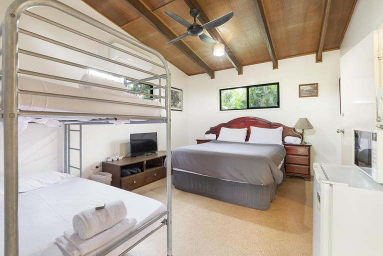 Bedroom 4, 1770 Southern Cross Backpackers, Miriam Vale