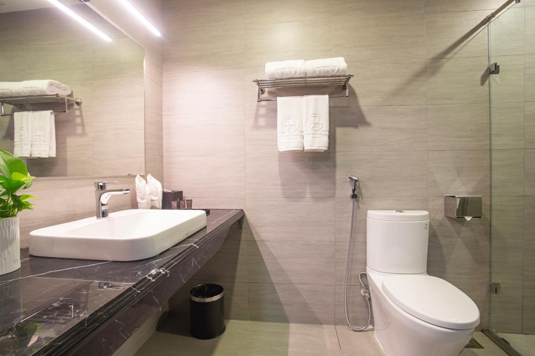 Bathroom 4, Western Skyline Hotel, Từ Liêm