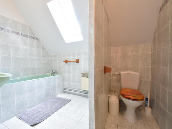 Bathroom 4, Charming holiday home with pool and pond, Indre