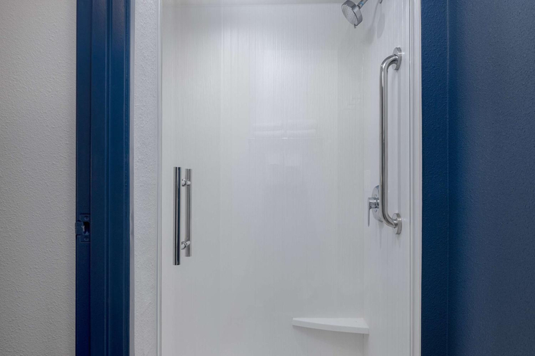 Bathroom 5, Spark by Hilton Bentonville, Benton