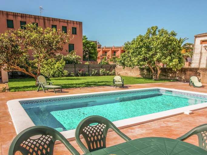 Sport & Beauty 2, Holiday Home in St Pere Pescador with Pool, Girona