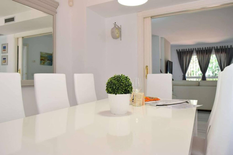 Room 4, Villa Emma 4 Bedrooms F-3, Málaga