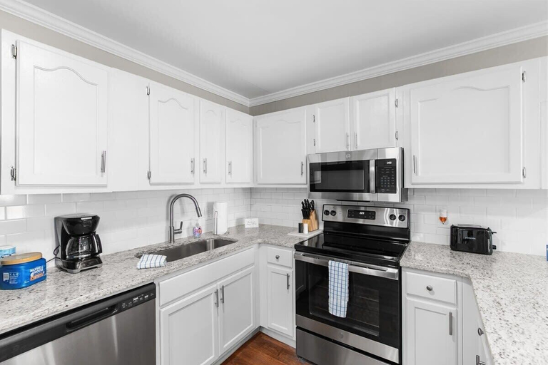 Private kitchen 5, 21st Street Evergreen Charm, Jefferson