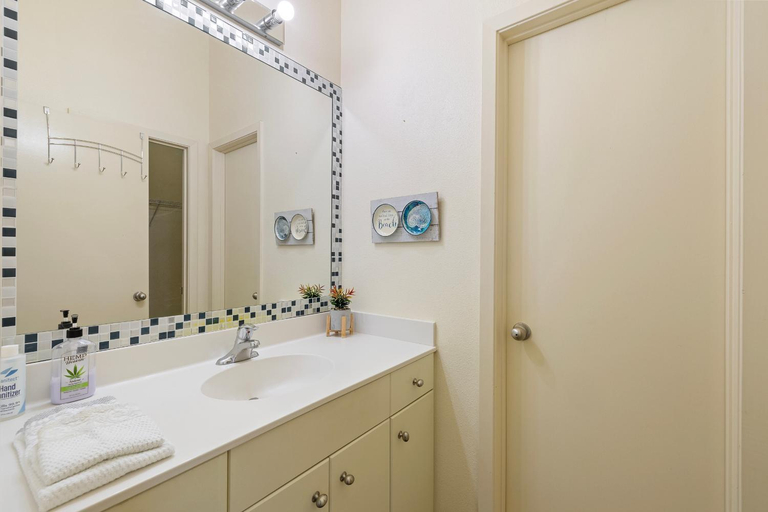 Bathroom 3, cozy & spacious condo 10min walk to beach, Cameron