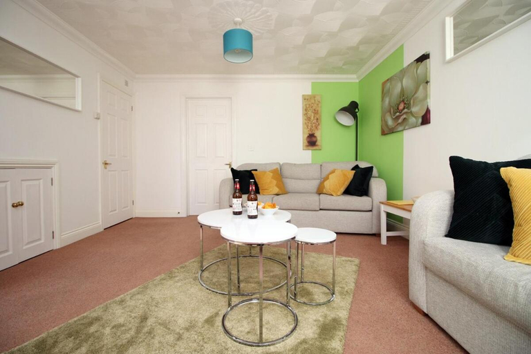 Others 4, 3 Bed with Free Parking - Merriotts 1 by Ty SA, Newport