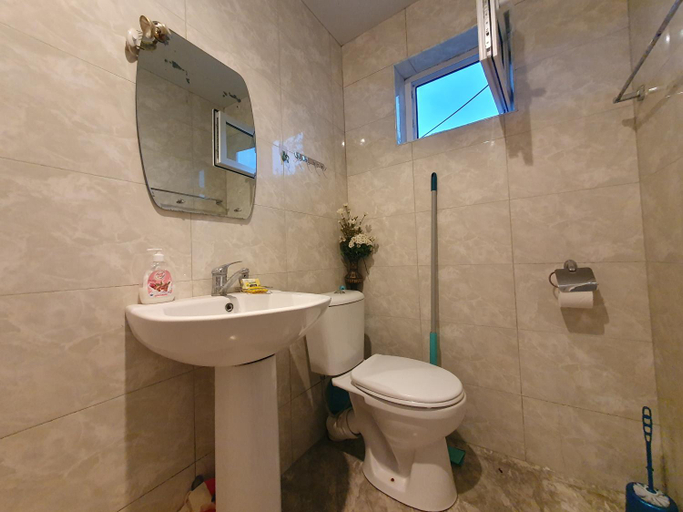 Bathroom 3, Mari-Elena