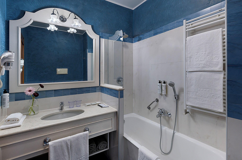 Bathroom 5, Iseolago Hotel, Brescia