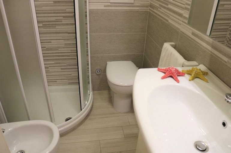Bathroom 2, Beach front apartment with sea view, Venezia