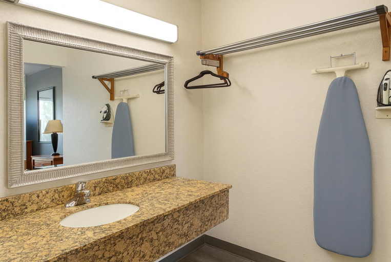 Bathroom 5, Rodeway Inn McDonough South I-75, Henry