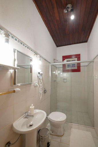 Bathroom 3, Pousada Chacara Das Acacias - Com Gerador De Energia e Piscina aquecida, Parati