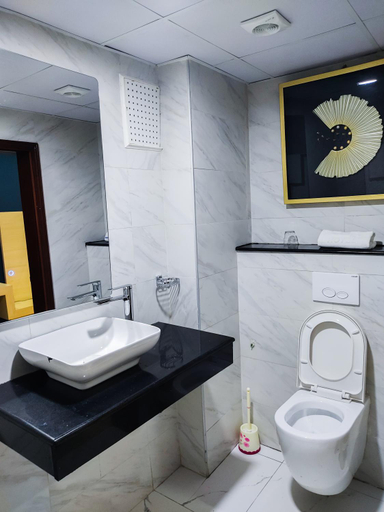 Bathroom 4, Hotel Bano Palace, Wouri