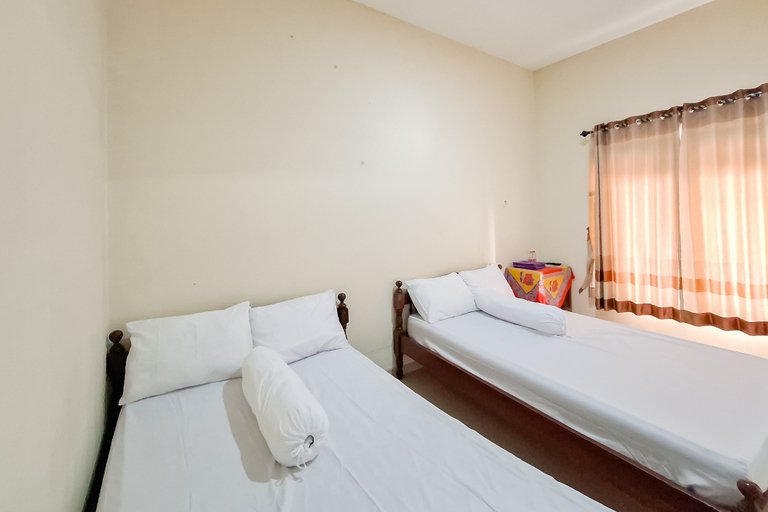 Bedroom 4, Hotel Muncul Sari near Bukit Sekipan Tawangmangu RedPartner, Karanganyar