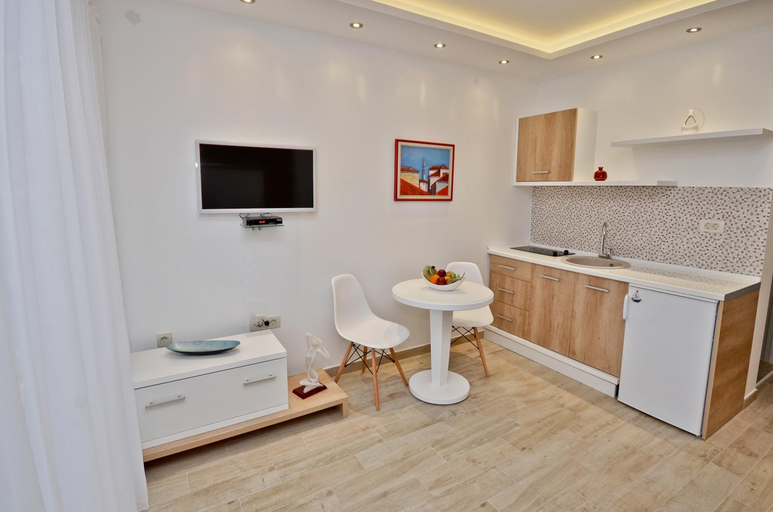 Others 3, Gospostina Apartment