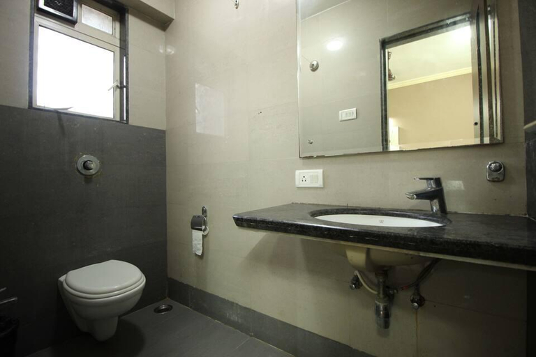 Bathroom, Hotel Singhs International, Mumbai Suburban