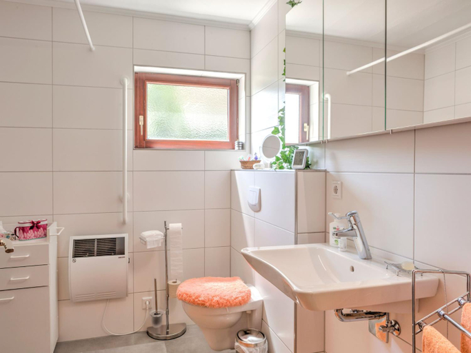 Bathroom 3, Sonnige Wohnung in Bad Driburg mit Garten, Höxter