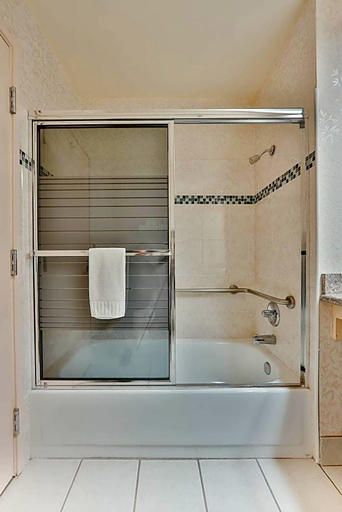 Bathroom 4, Hotel International Lynnwood, Snohomish