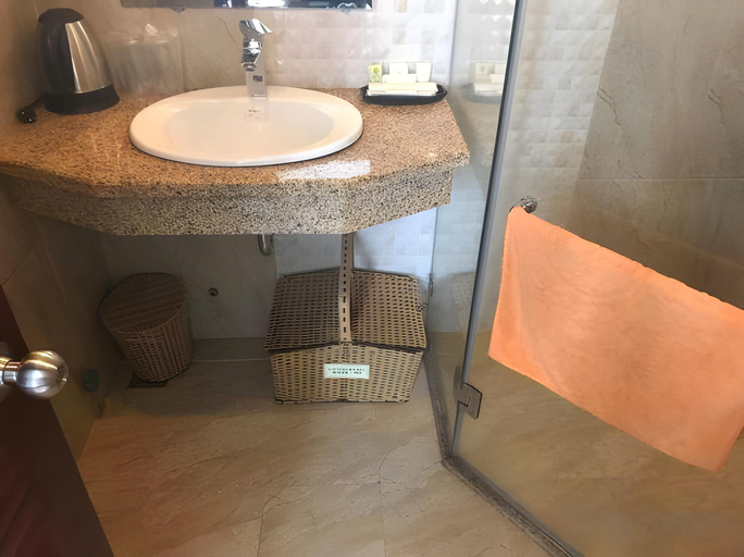 Bathroom 3, Thanh Lich Hue Hotel, Huế
