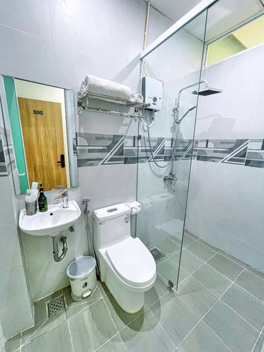 Bathroom, MIDMOST C22 Apartment, Ninh Kiều